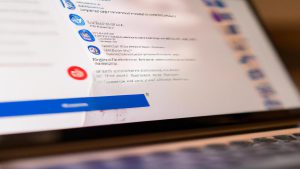 Jak zmienić adres e-mail na Facebooku?