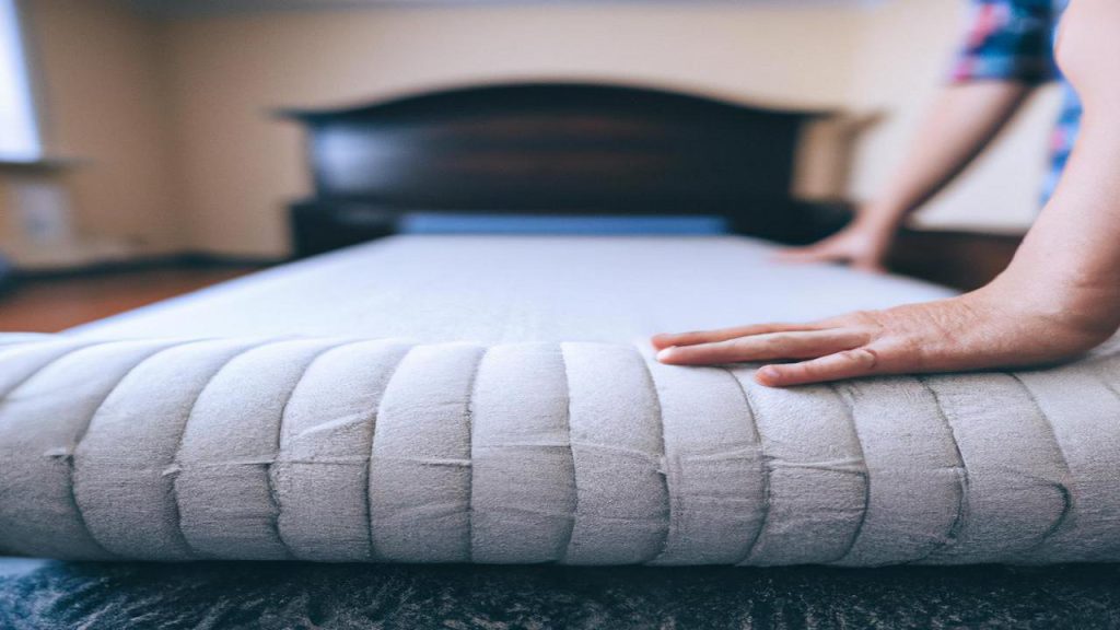 Jak zwinąć materac do transportu?